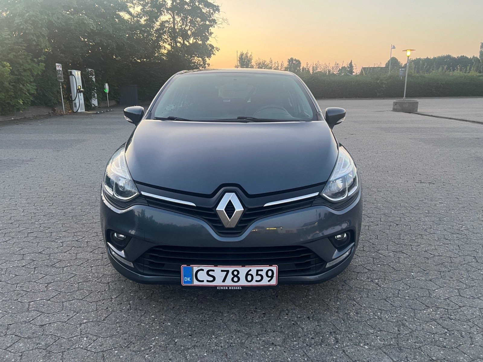 Grå Renault Clio IV fra 2018