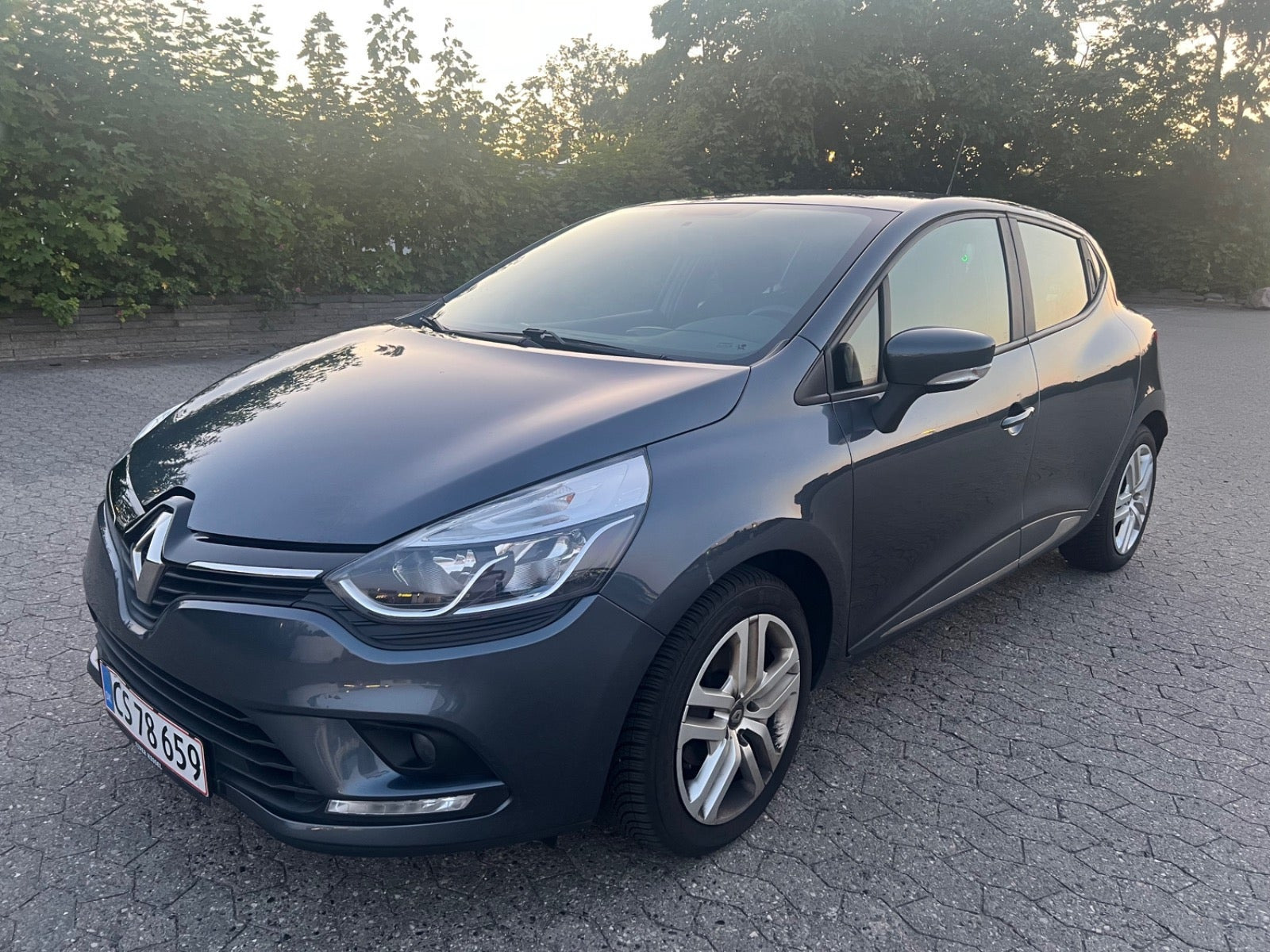 Grå Renault Clio IV fra 2018