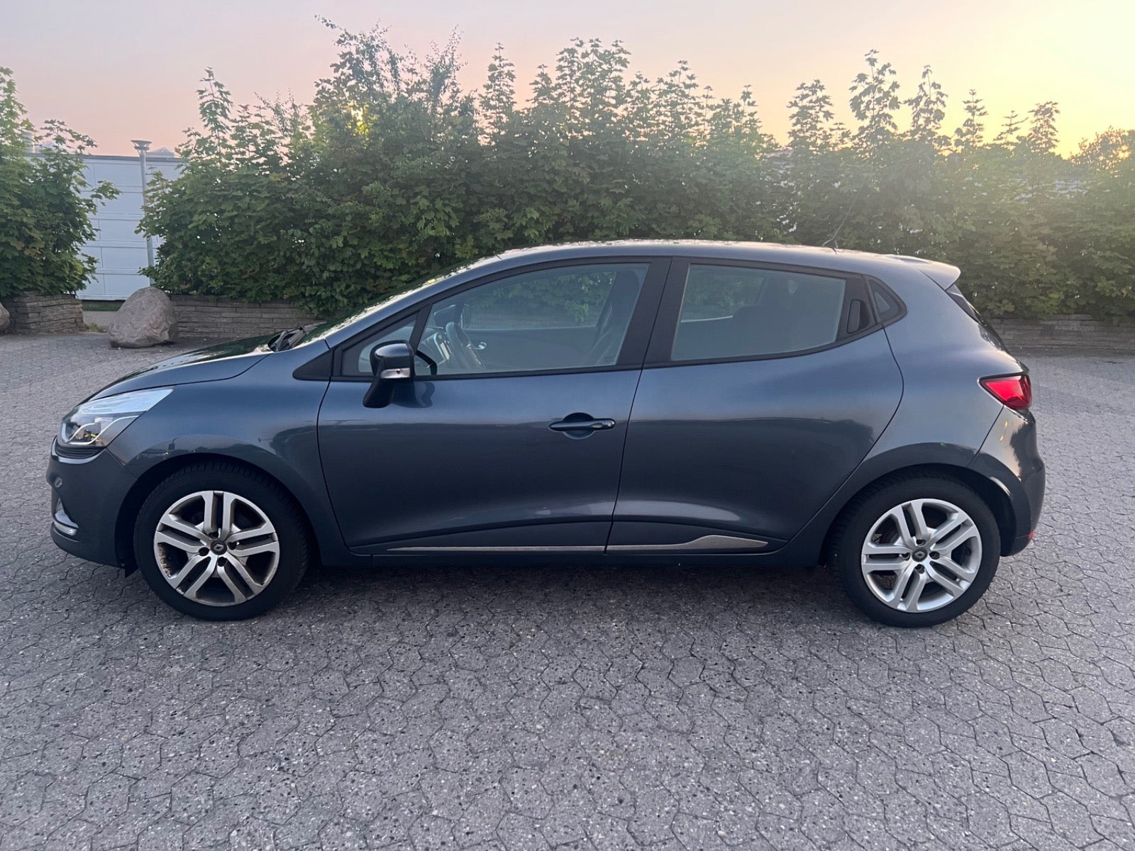 Grå Renault Clio IV fra 2018