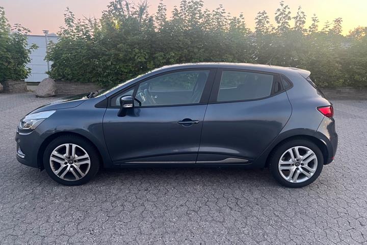 Grå Renault Clio IV fra 2018