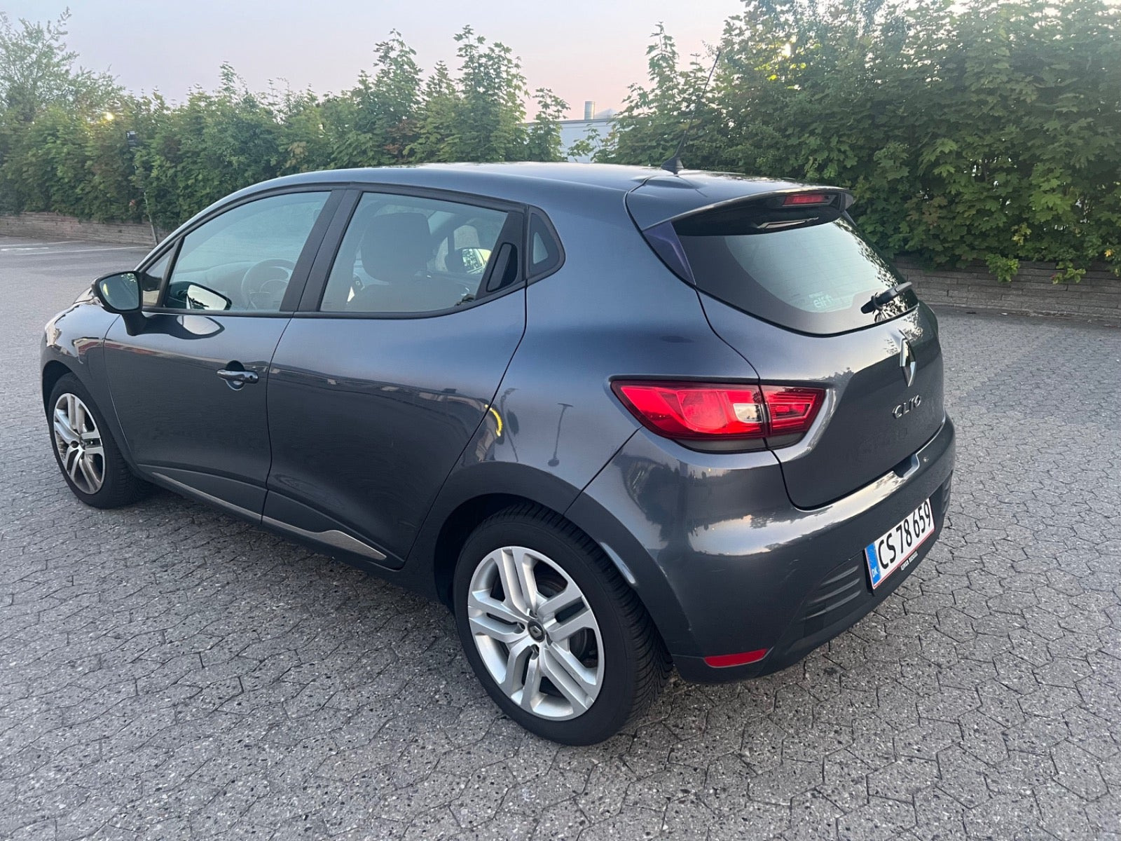 Grå Renault Clio IV fra 2018