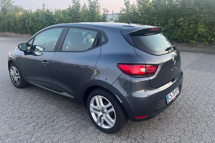 Grå Renault Clio IV fra 2018