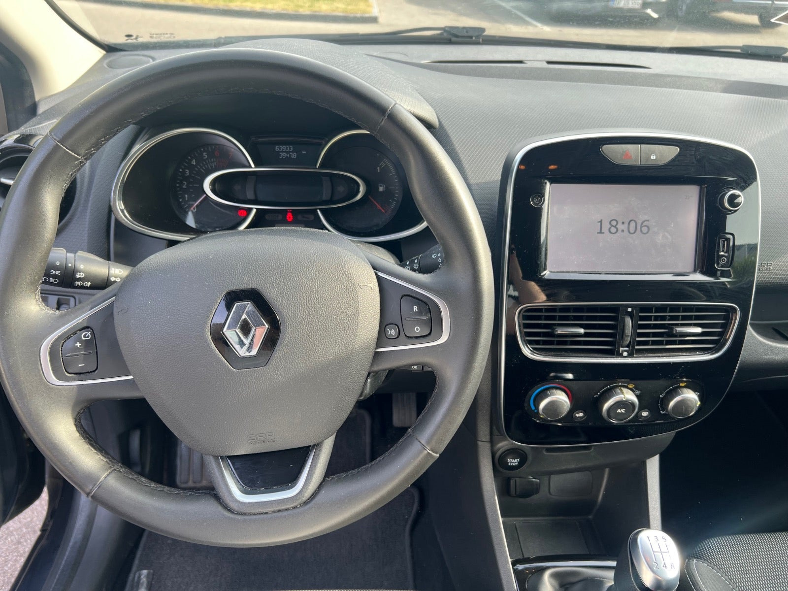 Grå Renault Clio IV fra 2018