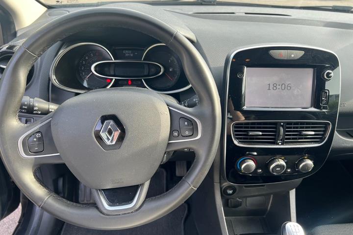 Grå Renault Clio IV fra 2018