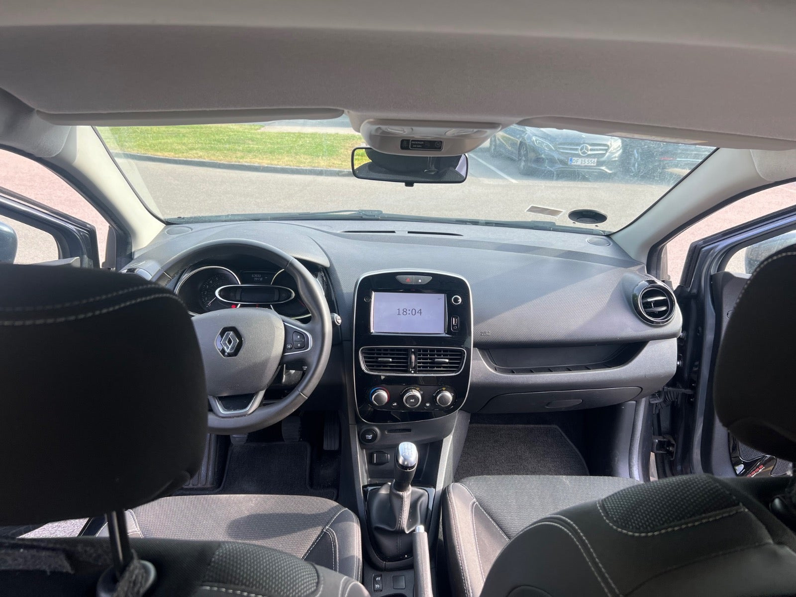Grå Renault Clio IV fra 2018