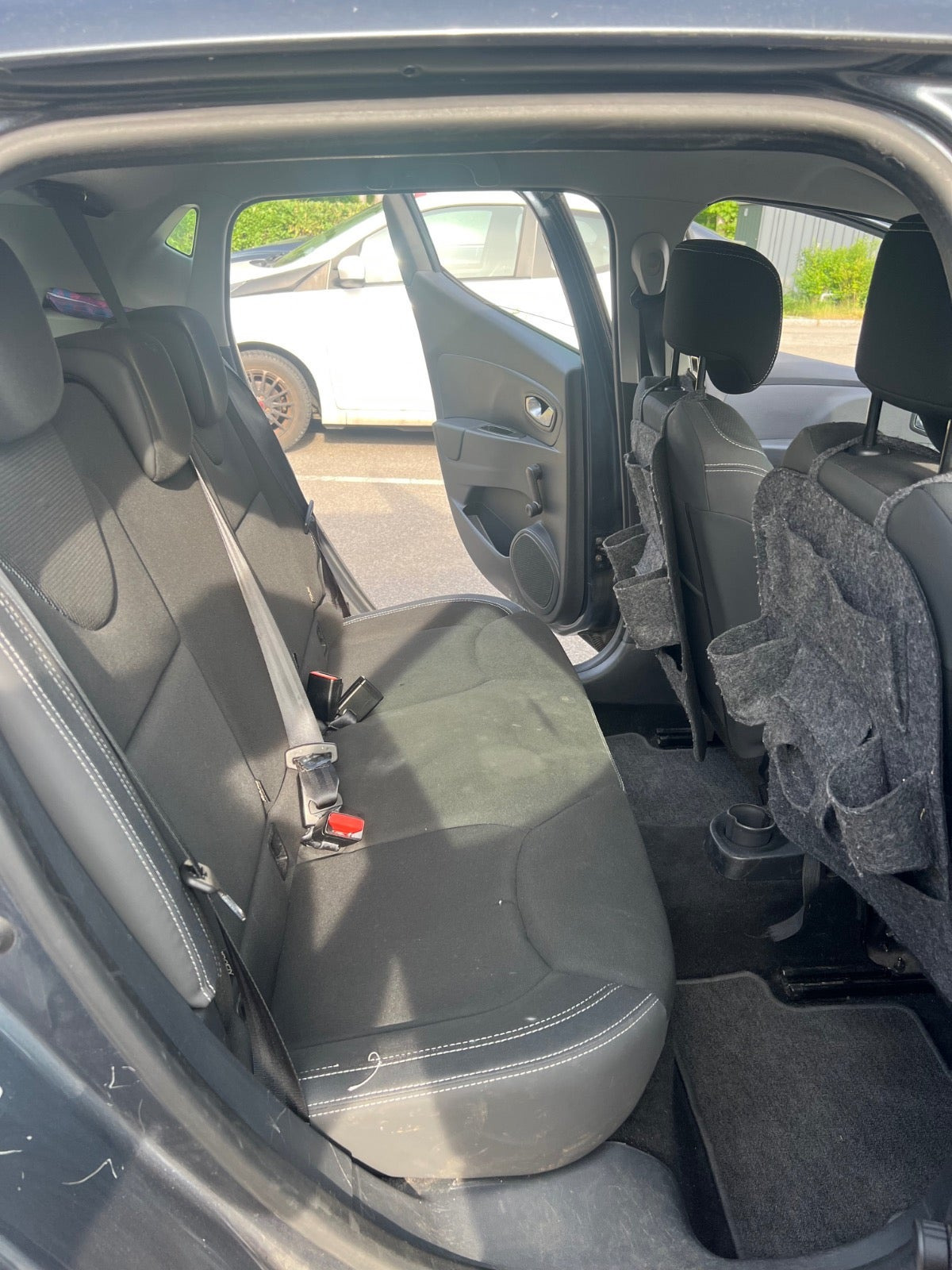 Grå Renault Clio IV fra 2018