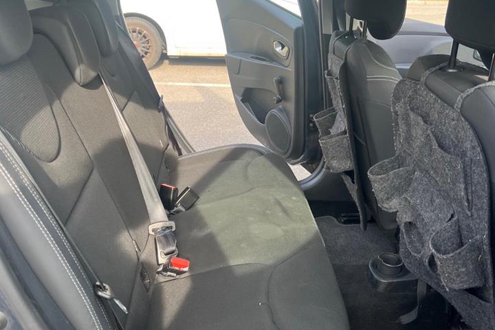 Grå Renault Clio IV fra 2018
