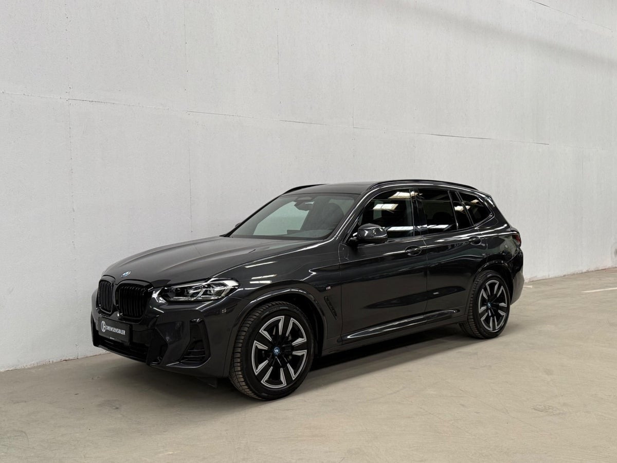 Grå BMW iX3 fra 2022