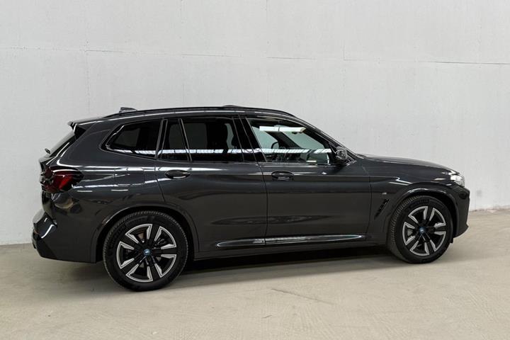 Grå BMW iX3 fra 2022