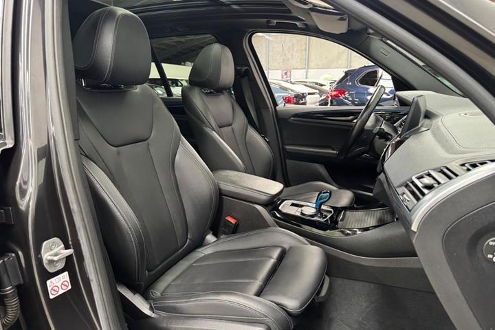 Grå BMW iX3 fra 2022
