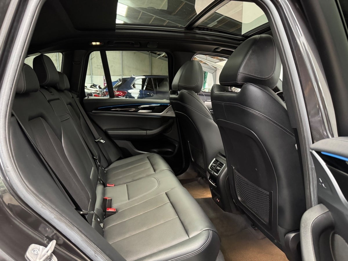 Grå BMW iX3 fra 2022