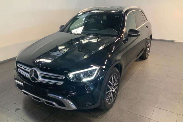 Sort Mercedes GLC300 fra 2020 set udefra