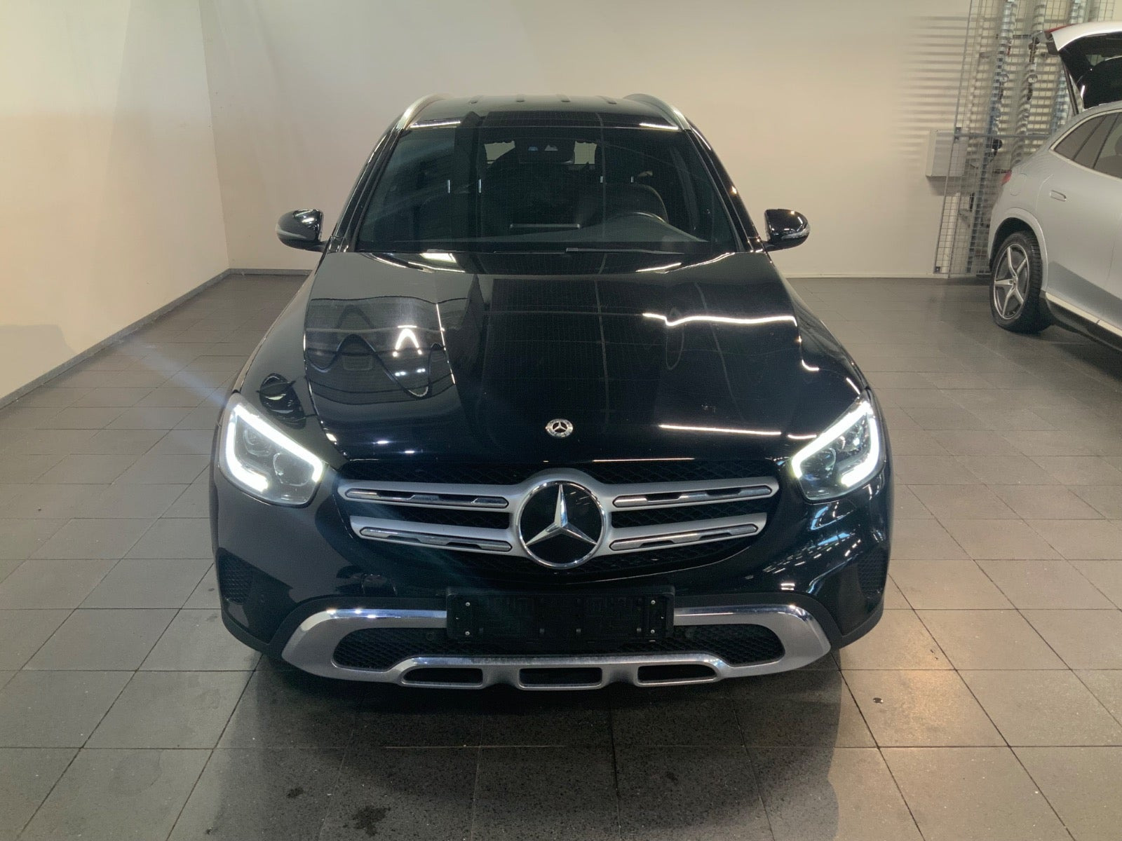 Sort Mercedes GLC300 fra 2020
