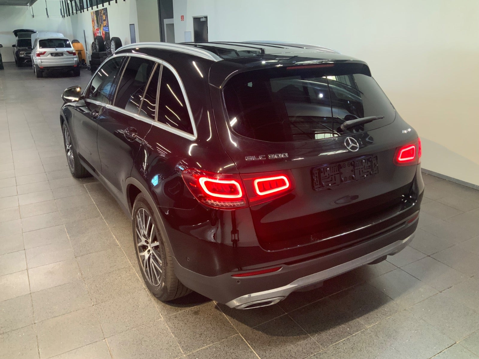 Sort Mercedes GLC300 fra 2020