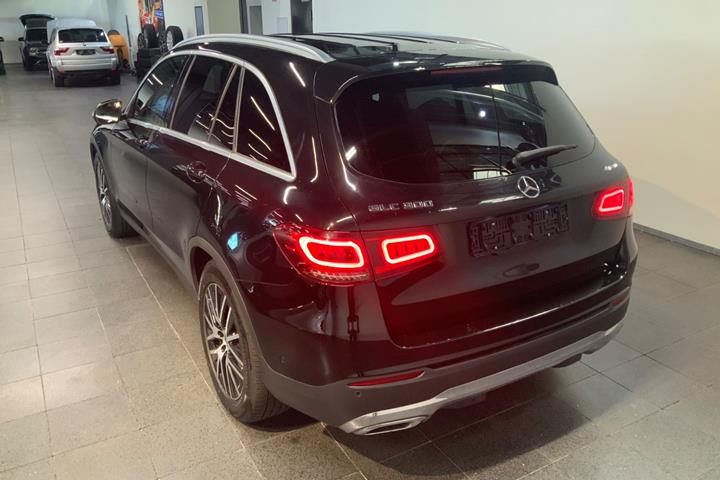 Sort Mercedes GLC300 fra 2020