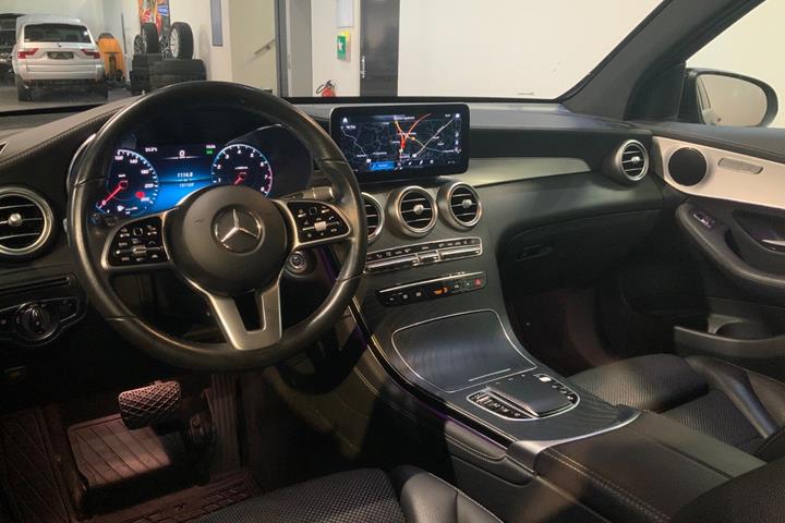 Sort Mercedes GLC300 fra 2020