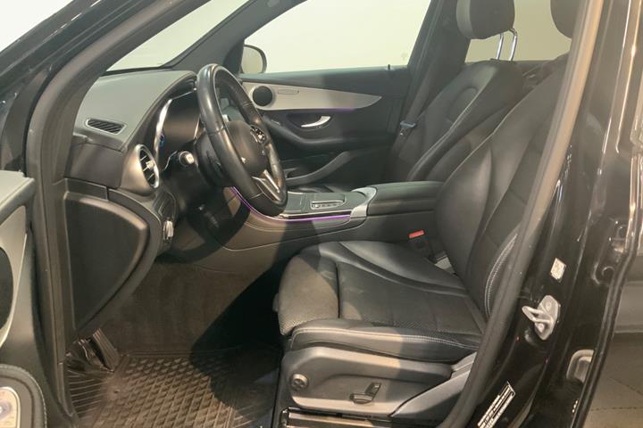 Sort Mercedes GLC300 fra 2020