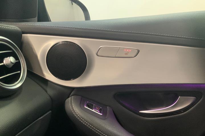 Sort Mercedes GLC300 fra 2020