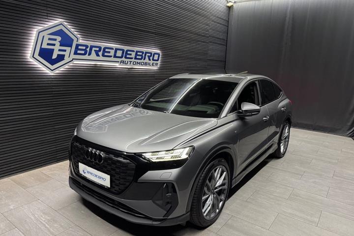 Grå Audi Q4 e-tron fra 2024 set udefra