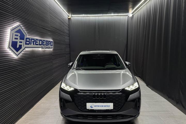 Grå Audi Q4 e-tron fra 2024