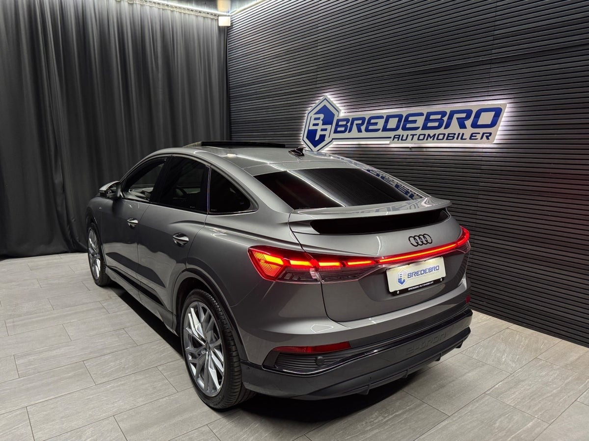 Grå Audi Q4 e-tron fra 2024