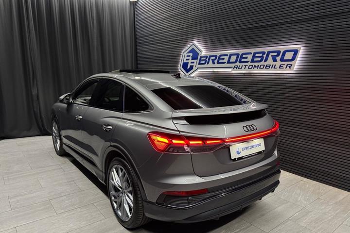 Grå Audi Q4 e-tron fra 2024