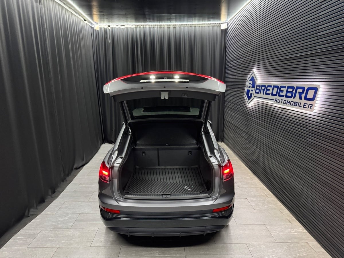 Grå Audi Q4 e-tron fra 2024