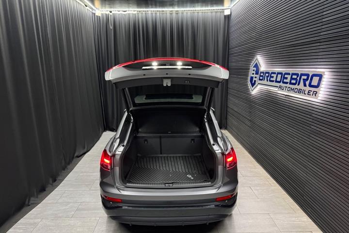 Grå Audi Q4 e-tron fra 2024