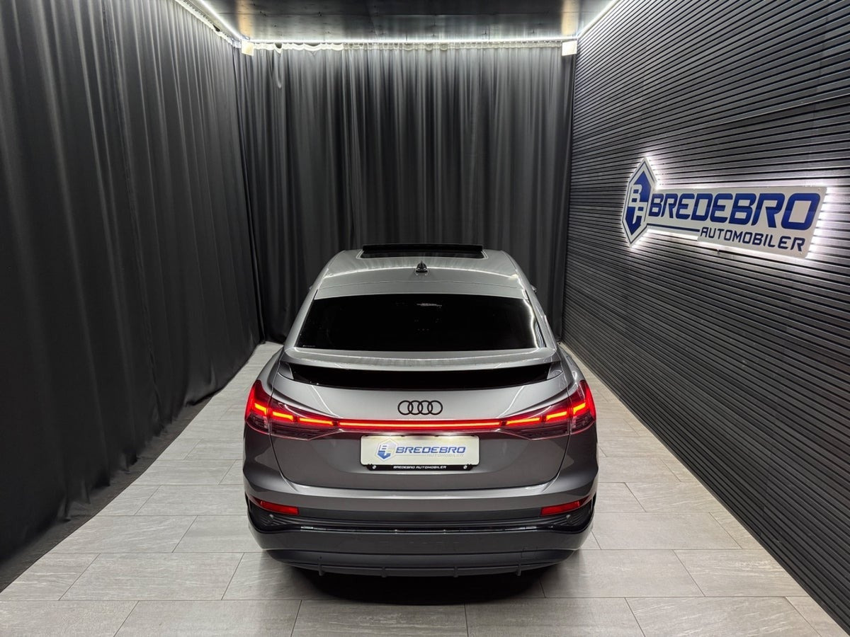 Grå Audi Q4 e-tron fra 2024