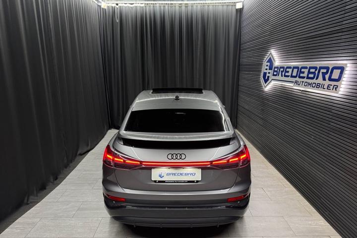 Grå Audi Q4 e-tron fra 2024
