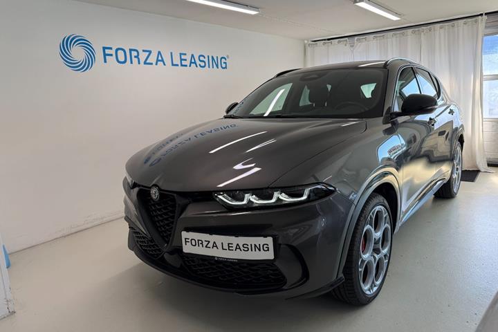 Grå Alfa Romeo Tonale fra 2023 set udefra