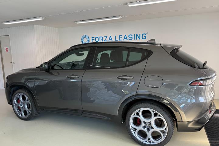 Grå Alfa Romeo Tonale fra 2023 set udefra