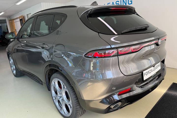 Grå Alfa Romeo Tonale fra 2023 set udefra
