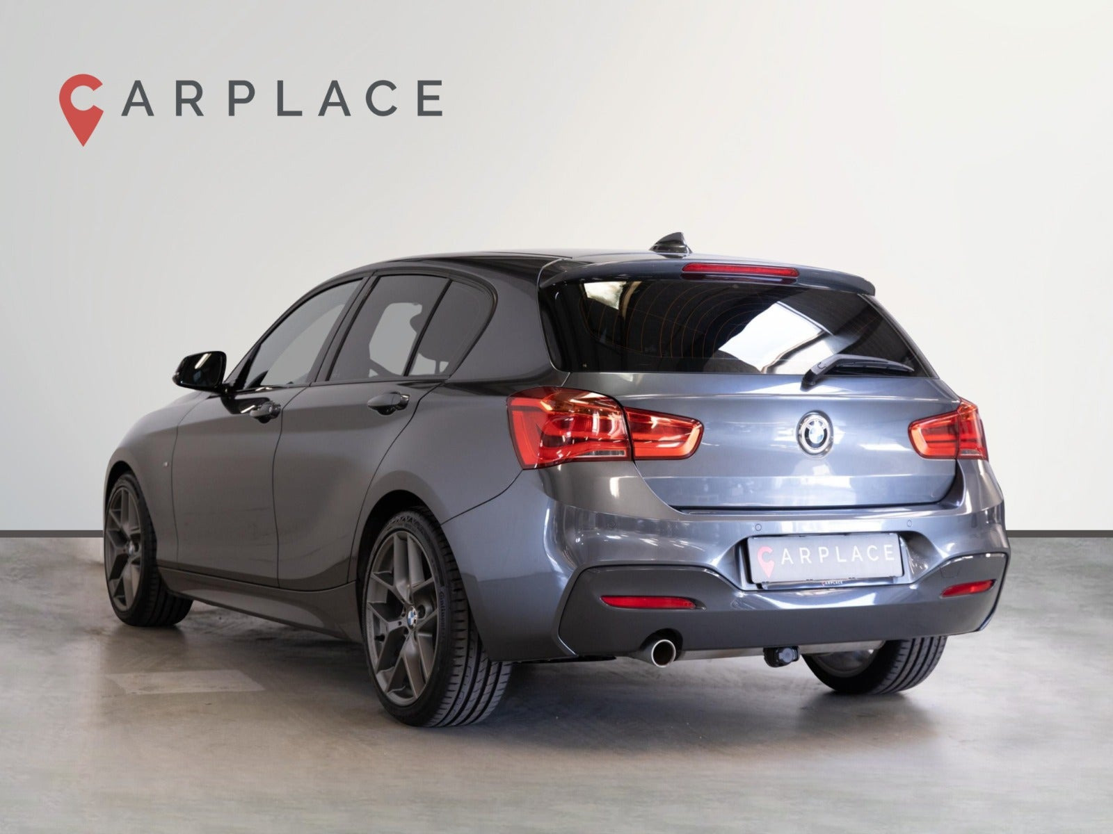 Grå BMW 118i fra 2019