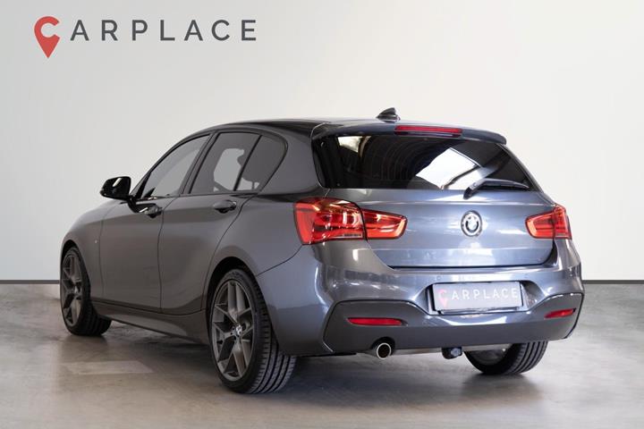 Grå BMW 118i fra 2019