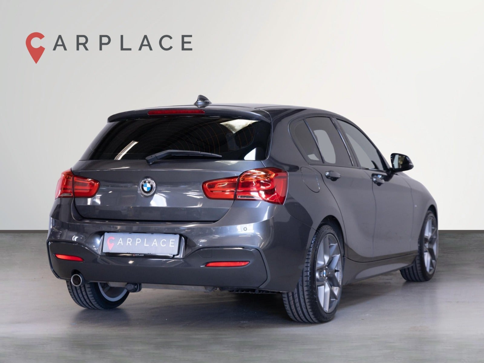 Grå BMW 118i fra 2019