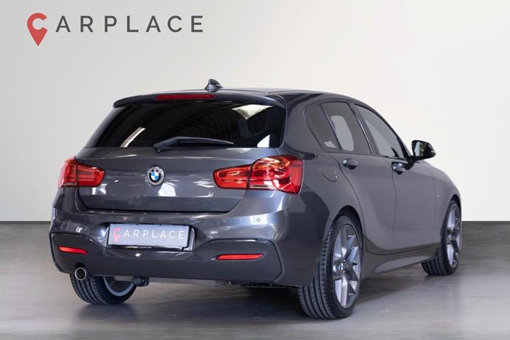 Grå BMW 118i fra 2019