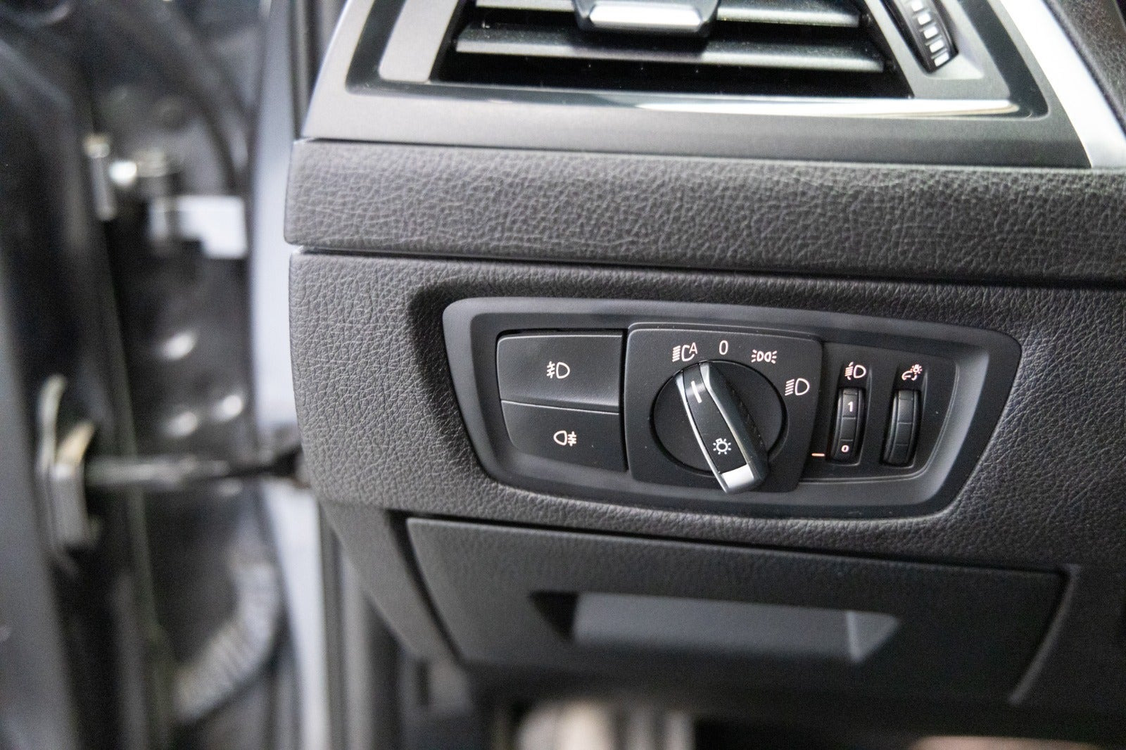 Grå BMW 118i fra 2019