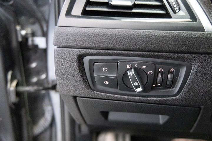 Grå BMW 118i fra 2019