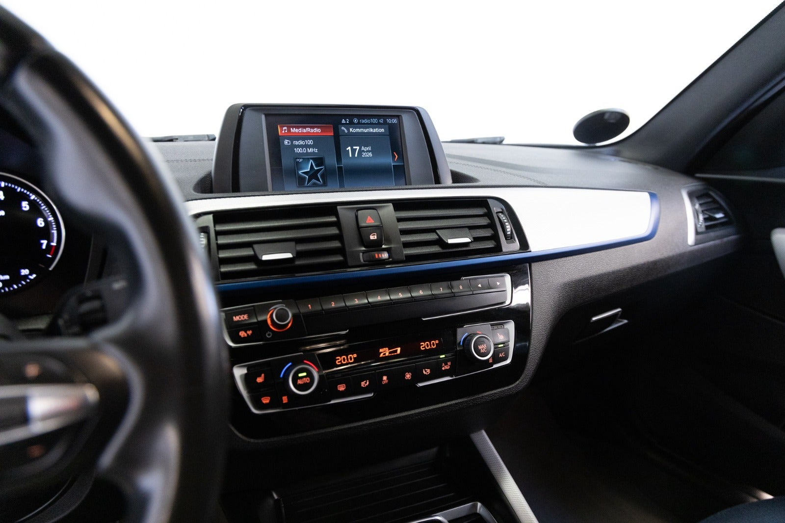 Grå BMW 118i fra 2019