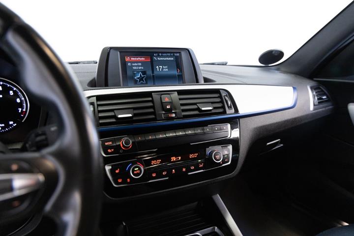 Grå BMW 118i fra 2019