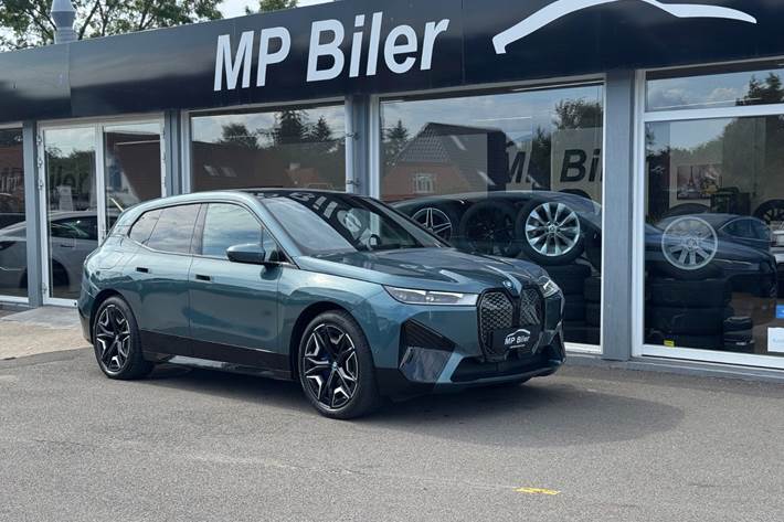 Blå BMW iX fra 2023