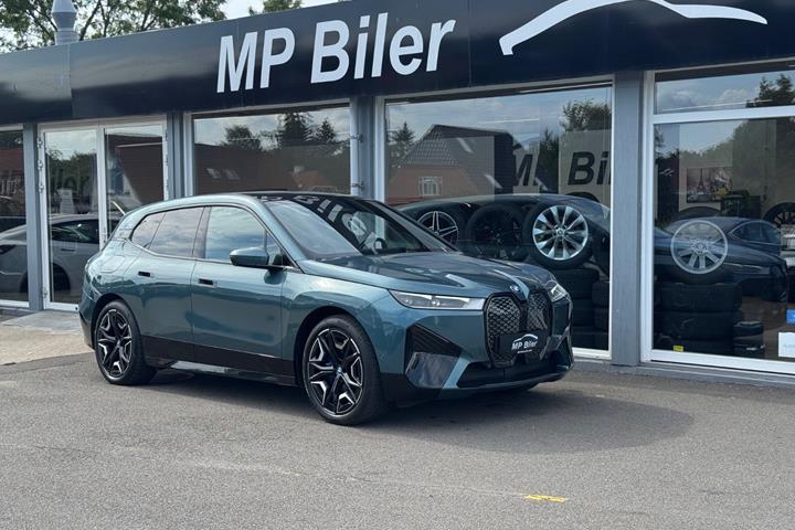 Blå BMW iX fra 2023 set udefra