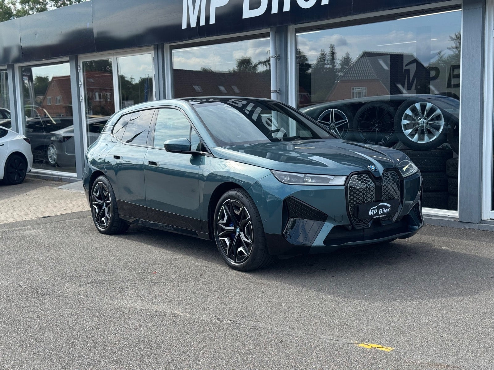 Blå BMW iX fra 2023