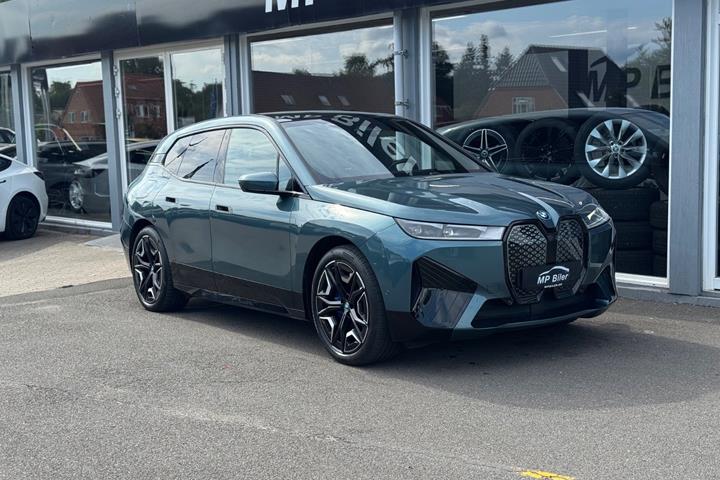 Blå BMW iX fra 2023