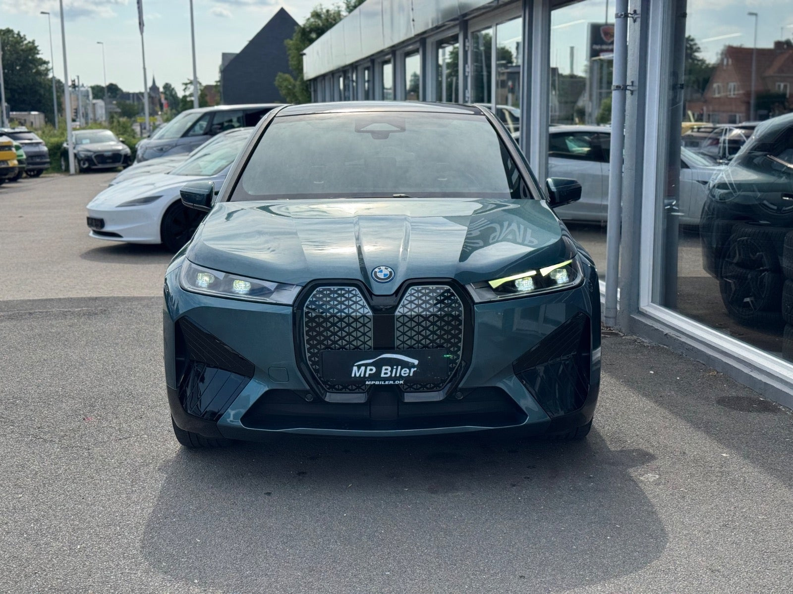 Blå BMW iX fra 2023