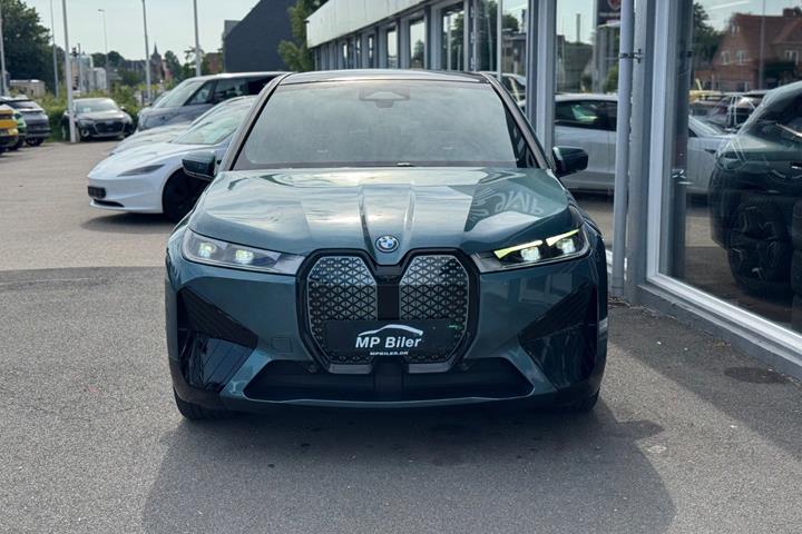 Blå BMW iX fra 2023