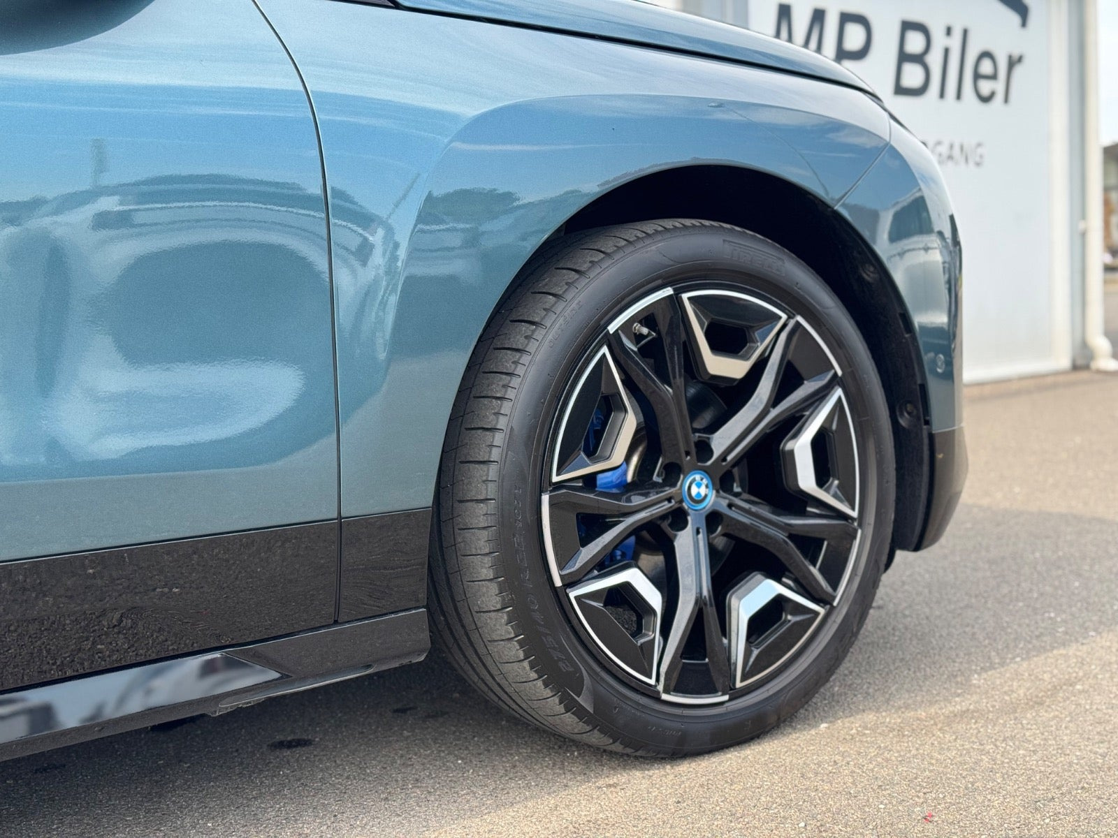 Blå BMW iX fra 2023