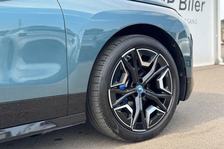 Blå BMW iX fra 2023