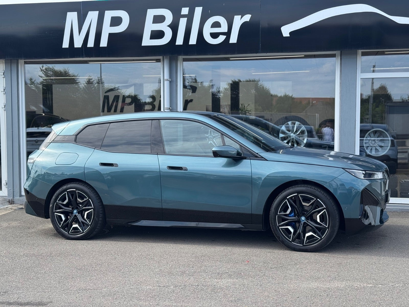 Blå BMW iX fra 2023